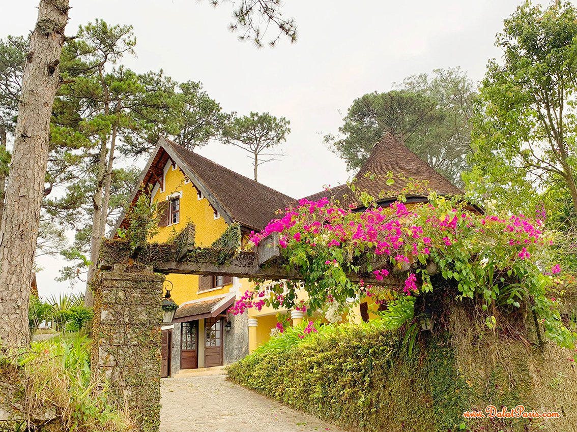 Khách sạn sang trọng mặt tiền đường chính Lê Văn Tám, cách Hồ Xuân Hương khoản 1.5km, 50 phòng kinh doanh, view thông cực đẹp. Giá 150 tỷ