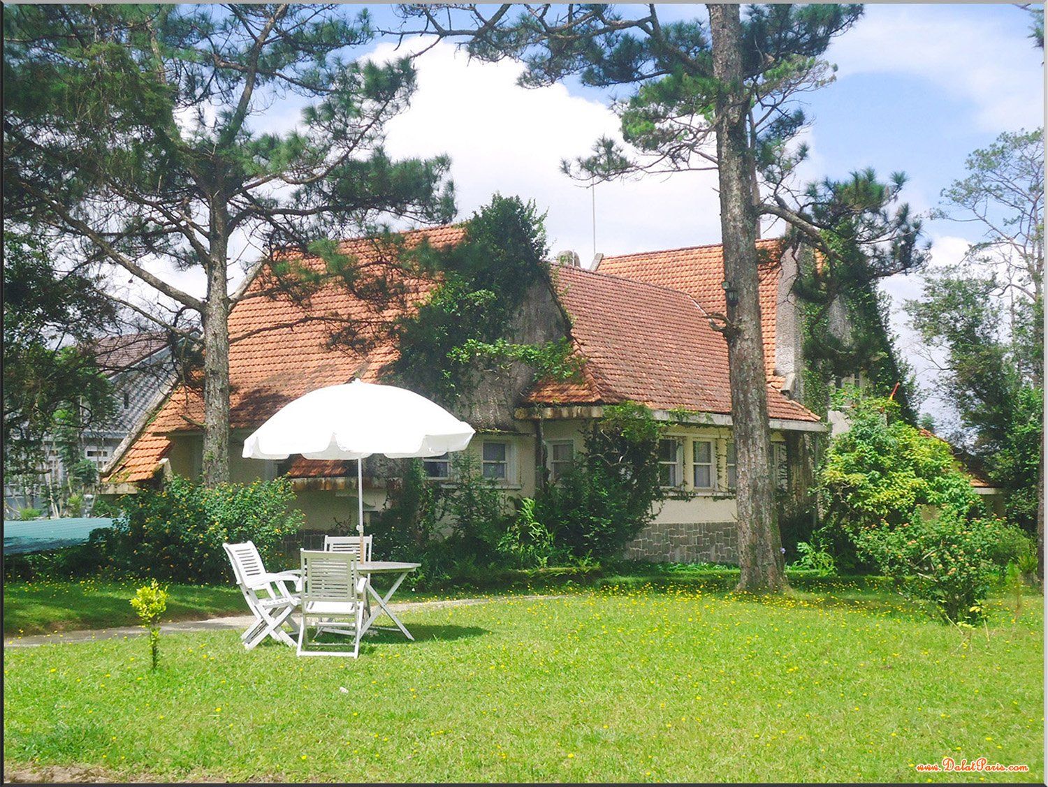 Bán biệt thự Mini villa đang kinh doanh tại Mănglin, Phường 7. Cách Chợ Đà Lạt, Hồ Xuân Hương 7km. Villa nằm trong khu vực gần các khu nghỉ dưỡng, Resort nổi tiếng, view sinh thái rất đẹp. Nhà hai mặt tiền thích hợp đa nhu cầu của khách hàng. Giá 5.3 tỷ.