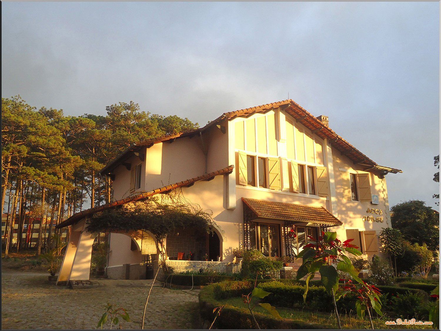 Đất biệt thự nghỉ dưỡng 400m2 lô góc 2 mặt đường, khu dân cư Nam Hồ, phường 11, TP Đà lạt. Gần Dinh I, khu biệt thự nghĩ dưỡng Nam Hồ, cách Hồ Xuân Hương 5km. Giá 16ỷ