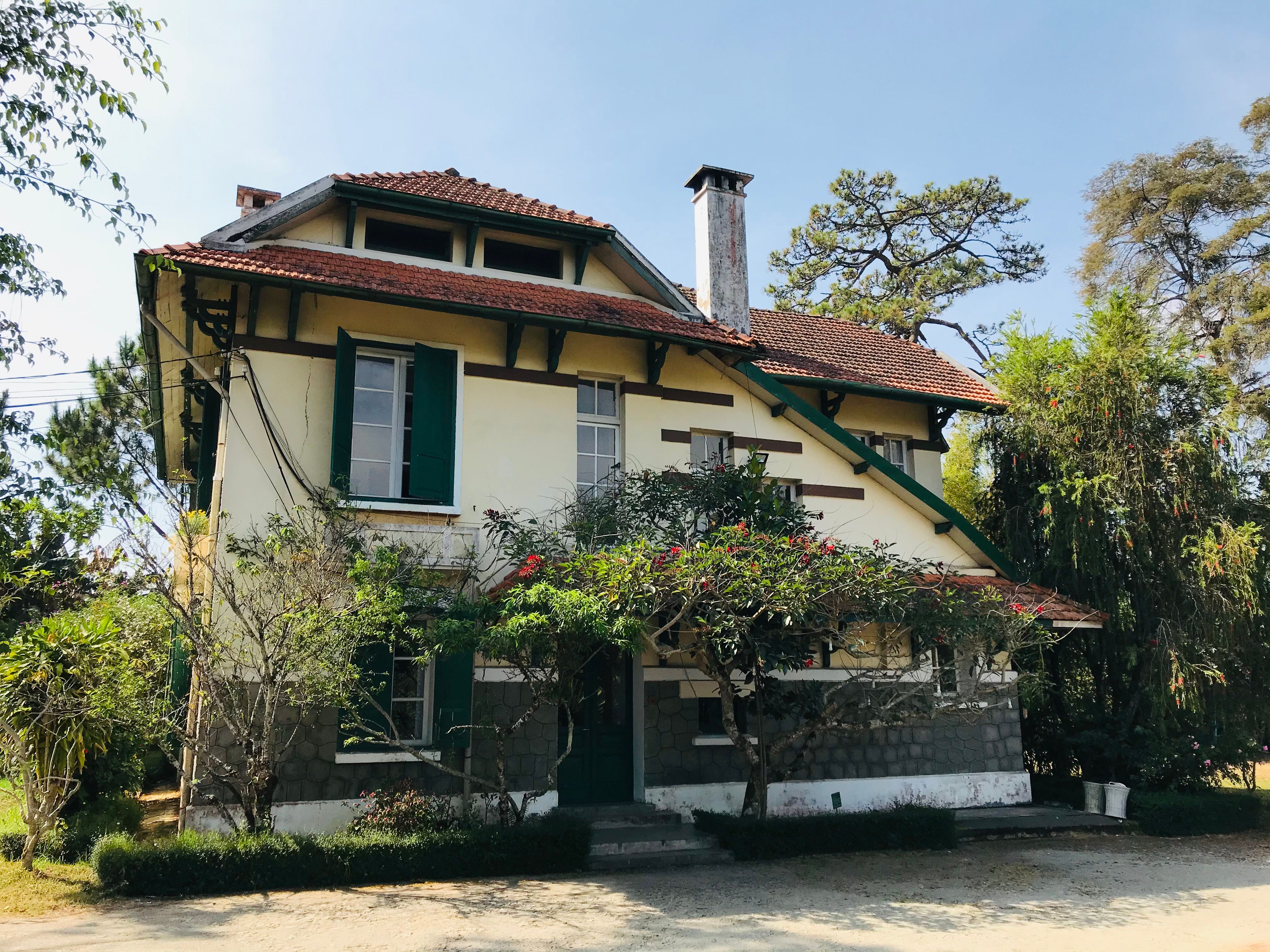 Đất liên kế phố DT 280m2, MT hơn 10m. Mặt tiền đường Nguyễn Trãi, cách Hồ Xuân Hương 500m. Vị trí đắc địa kinh doanh, nhà hàng, karaoke, văn phòng công ty, giá đầu tư chỉ 26 tỷ