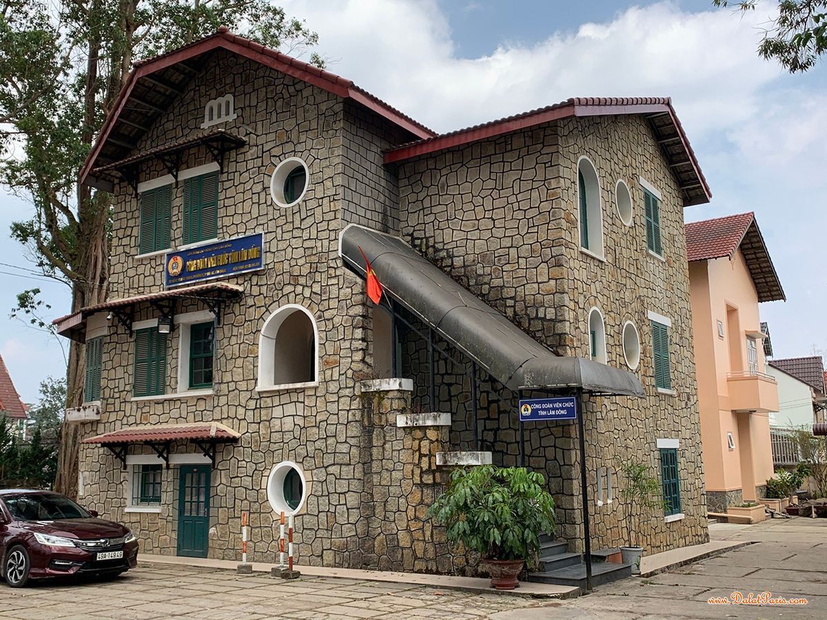 Nhà liên kế Mai Hắc Đế ngay trung tâm TP. Đà Lạt, gần bệnh viện đa khoa tỉnh, cách Hồ Xuân Hương 2km, khu vực dân cư đông đúc đầy đủ tiện ích, thích hợp an cư nghỉ dưỡng, giá chì 8.5tỷ