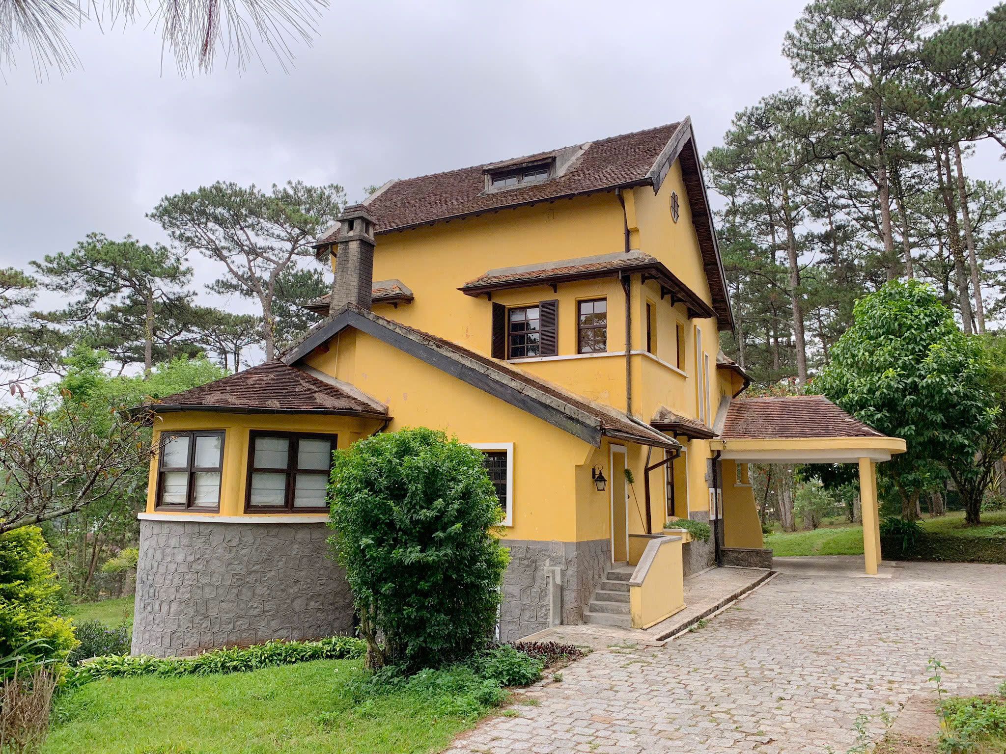 Khu du lịch nghỉ dưỡng Mê Linh, Lâm Hà, ngoại ô Đà Lạt. DT 11630m2, cách KDL Mê Linh khoản 500m, khu vực tập trung nhiều điểm checkin du lịch Thích hợp kinh doanh. Giá 26 tỷ