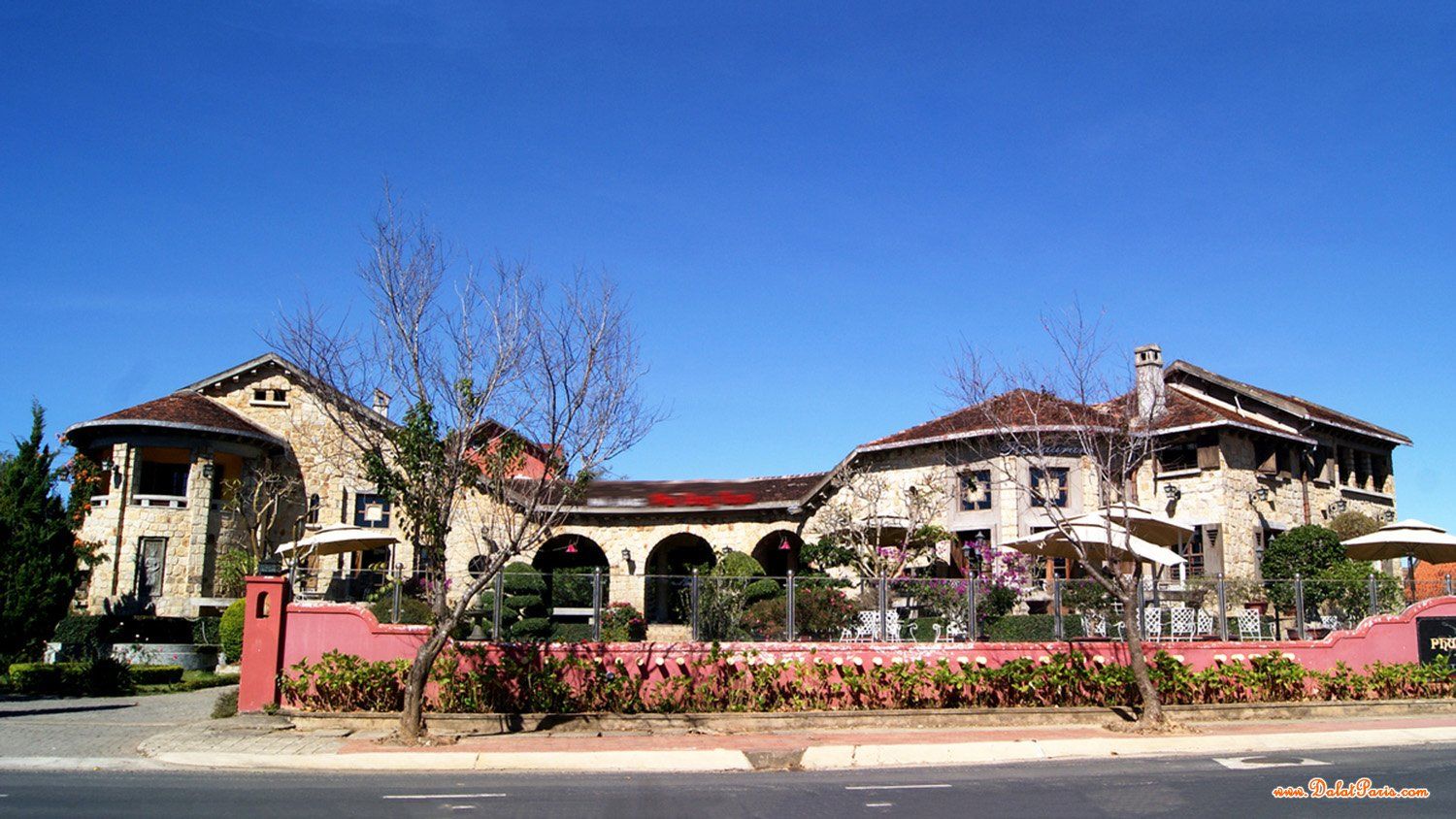 Bán đất tặng căn nhà Cấp 4 Đường Mẫu Tâm, Phường 4, Gần trung tâm TP .Đà lạt, Cách Hồ Xuân Hương 4km, cách trục đường chính 50m, thích hợp an cư, giá 5,8ty