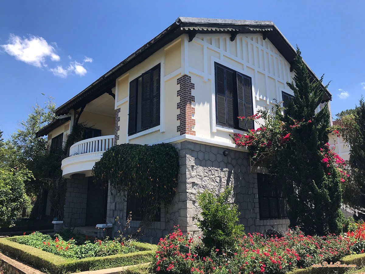 Đất nông nghiệp đường Mimosa, DT 5222m2, cách Hồ Xuân Hương 10km, cách trục chính 100m. View rừng thông. Đường ô tô. Thích hợp làm điểm du lịch, nghỉ dưỡng. Giá 22 tỷ