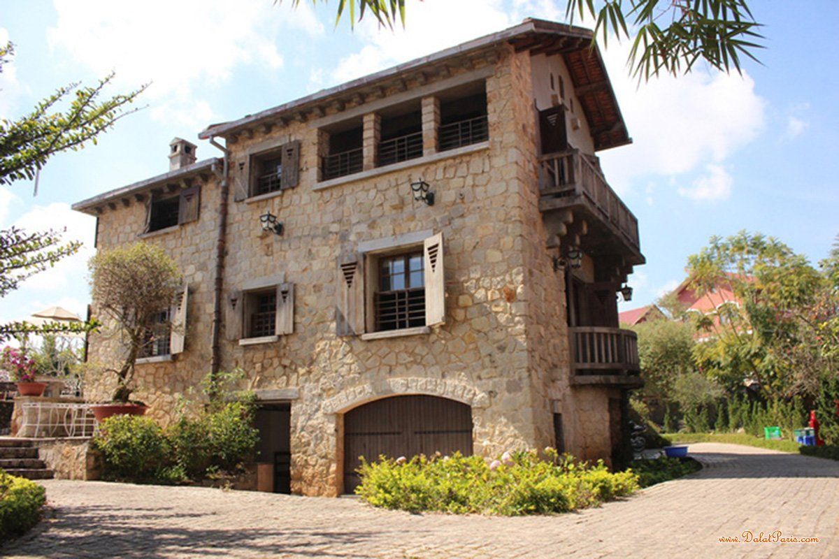 Nhà liên kế ngay trung tâm đường Lê Quý Đôn, DT 60m2, cách chợ Đà Lạt khoản 1km, khu dân cư sầm uất, cách trục chính 20m. Giá 4.5 tỷ