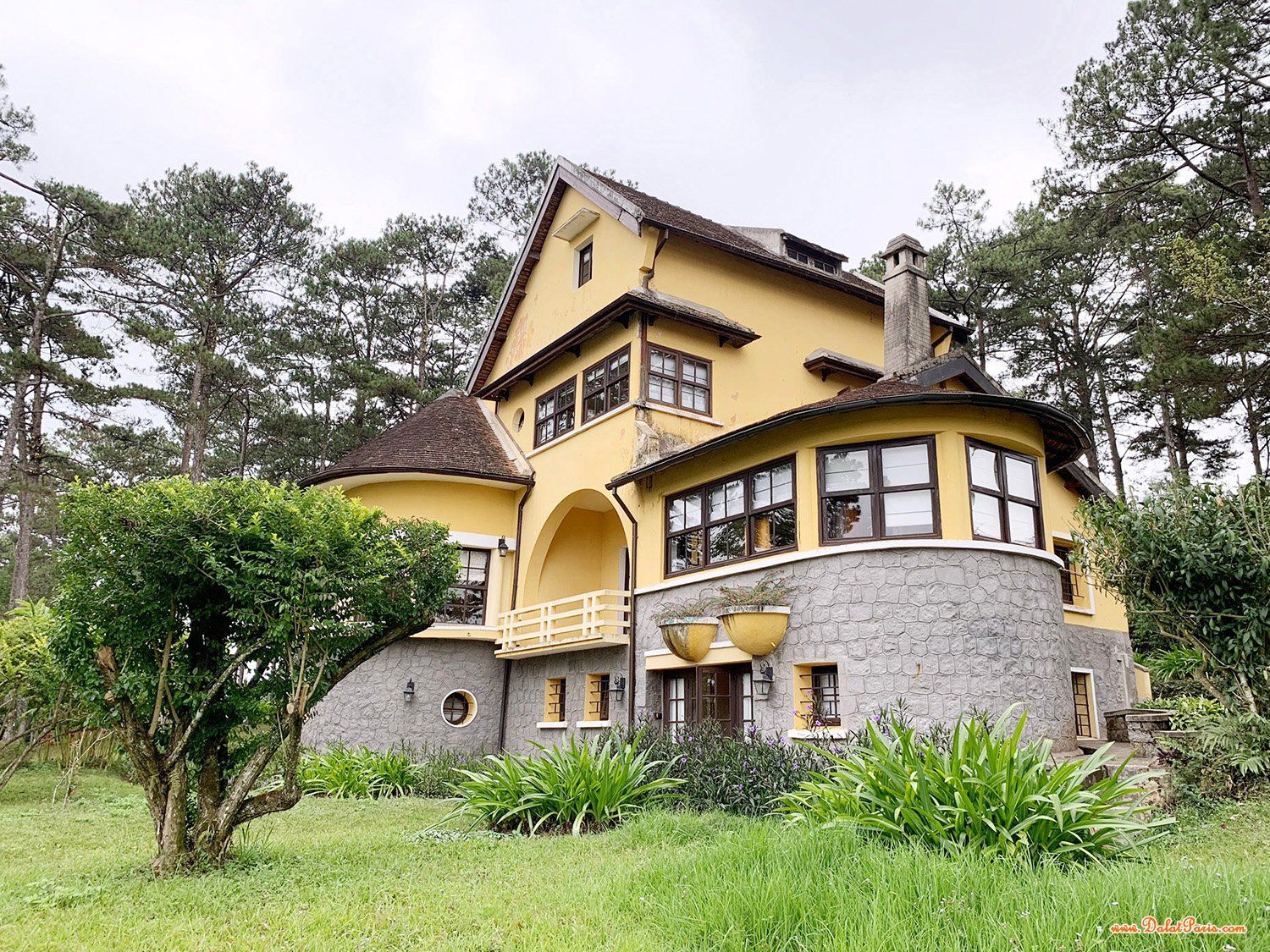 Bán đất biệt thự tặng căn nhà cấp 4 trên đất, phường 9, cách hồ xuân hương 2km, cạnh khách sạn hoàng anh gia lai, khu vực nhiều khách sạn, dân cư đông đúc, giá 16tỷ