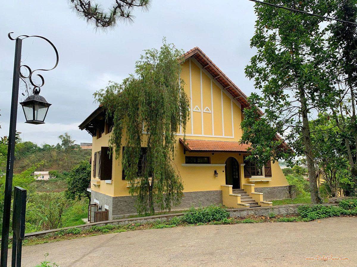 Biệt thự Pháp cổ mặt tiền Trần Nhật Duật, P5, Đà Lạt. DT: 555.5m2, cách HXH khoản 1km, gần khu Hoà Bình, chợ Đà Lạt. Khu phố sầm uất. Đường nhựa ô tô. Giá 48 tỷ