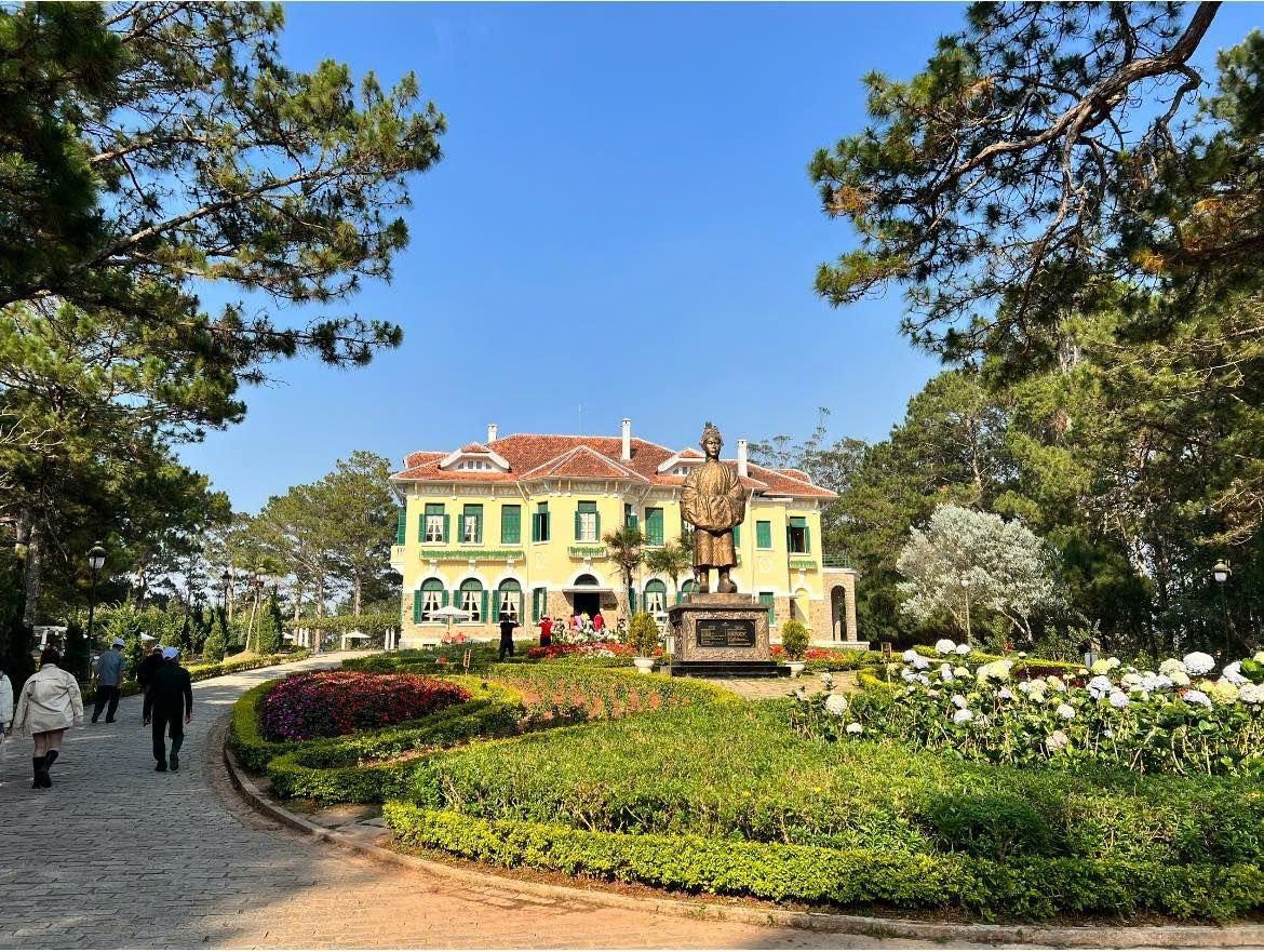 Đất nông nghiệp đường Hoàng Hoa Thám, P10, Đà Lạt. DT 2300m2, cách HXH khoản 3km, view rừng thông đẹp, đường ô tô. Thích hợp làm cafe checkin. Giá 24 tỷ