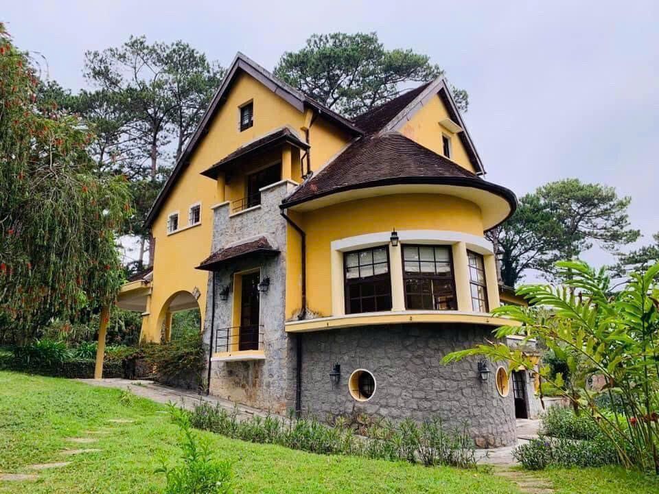 Đất đẹp kinh doanh mặt tiền đường Hùng Vương. Diện tích: 1750m2, cách HXH khoản 4km, khu biệt thự khách sạn sầm uất. Thích hợp kinh doanh đa nghành nghề