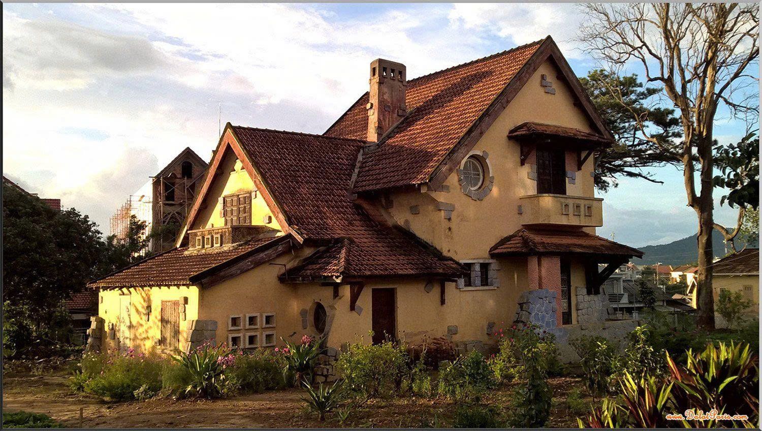 Khách sạn biệt thự mặt tiền đường Hồ Tùng Mậu, P10, Tp Đà Lạt. DT: 254.4m2 full thổ cư. Cách Hồ Xuân Hương khoản 500m. Đường ô tô. Giá 80 tỷ
